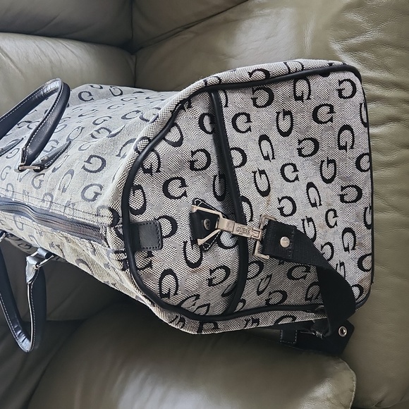 GUESS weekend bag - Picture 5 of 8